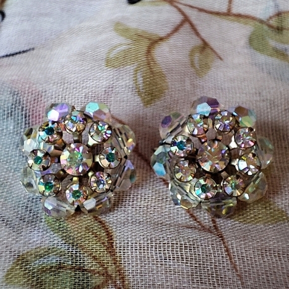 Aurora Borealis Round Vintage Crystal Unsigned Clip Earrings EUC - Picture 2 of 14